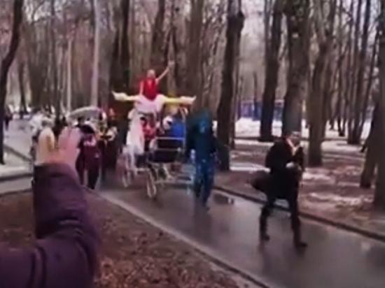 Волочкова отметила День смеха катанием по парку на шпагате