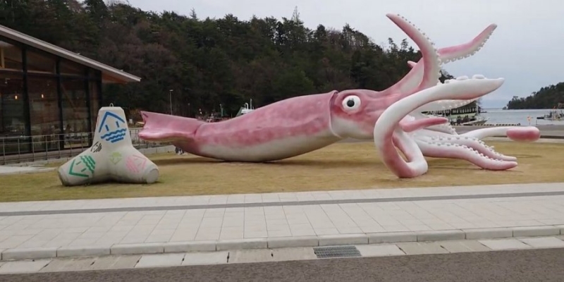 Статуя кальмара в&nbsp;Японии на&nbsp;деньги для борьбы с&nbsp;пандемией и&nbsp;победа Сталина на&nbsp;выборах в&nbsp;Индии. Смешные новости недели&nbsp;&mdash; видеообзор&nbsp;НВ